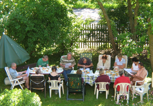 Gemeinsames lesen des Drehbuchs zusammen mit allen Schauspielern im Garten