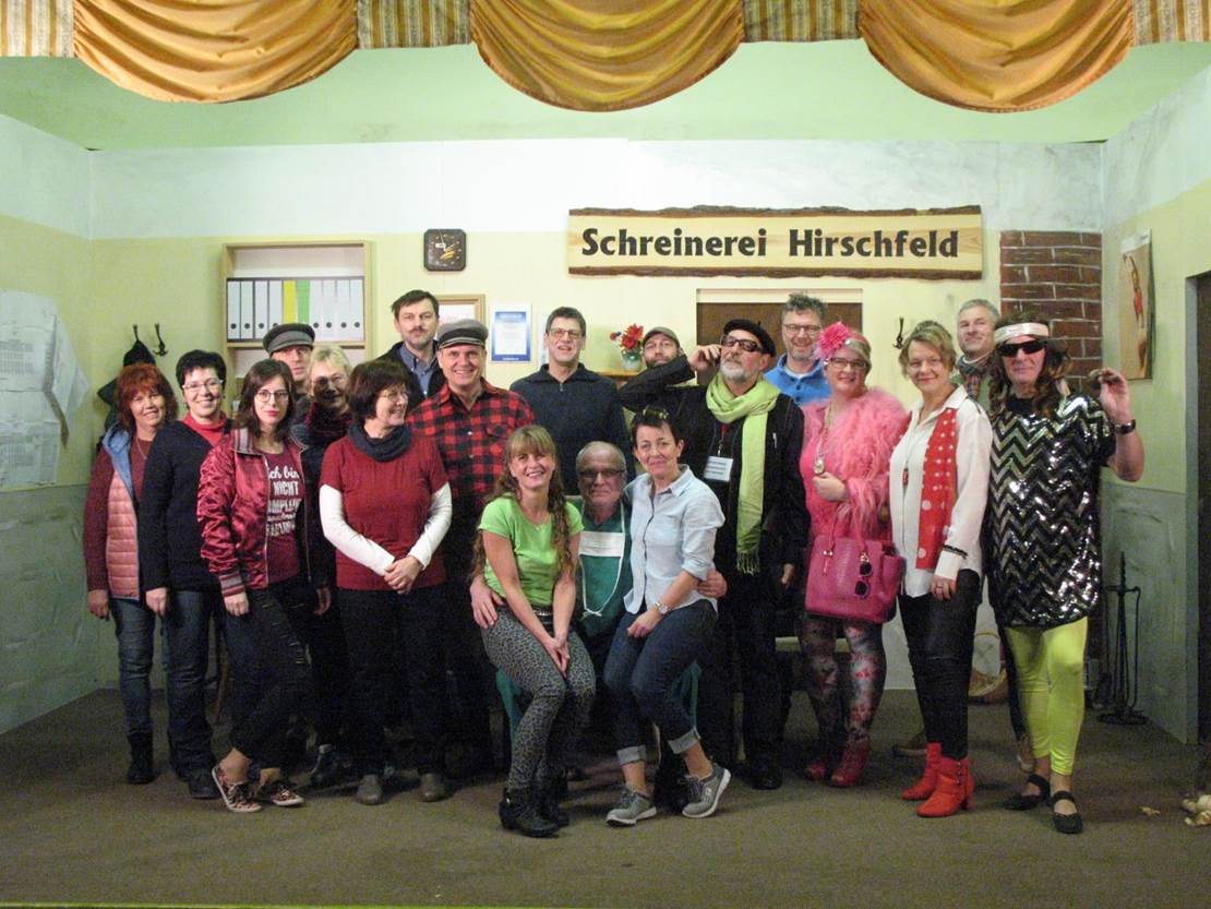Gruppenbild der Mitwirkenden auf der Bühne